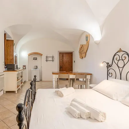 Historic Borgo Campidoglio 3 Apartment Lenno